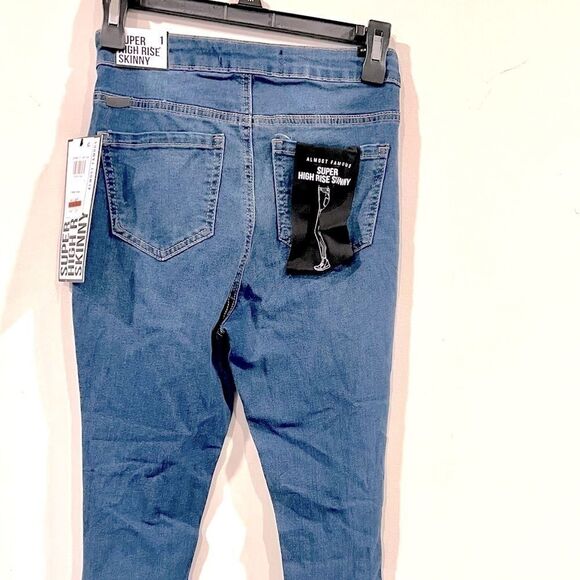 New Almost Famous Juniors Ripped High Rise Mom Jeans size 1 - Picture 6 of 6